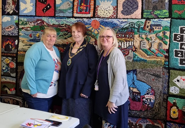 Civic Head Attends Arts and Crafts Program with Blossoming Communities