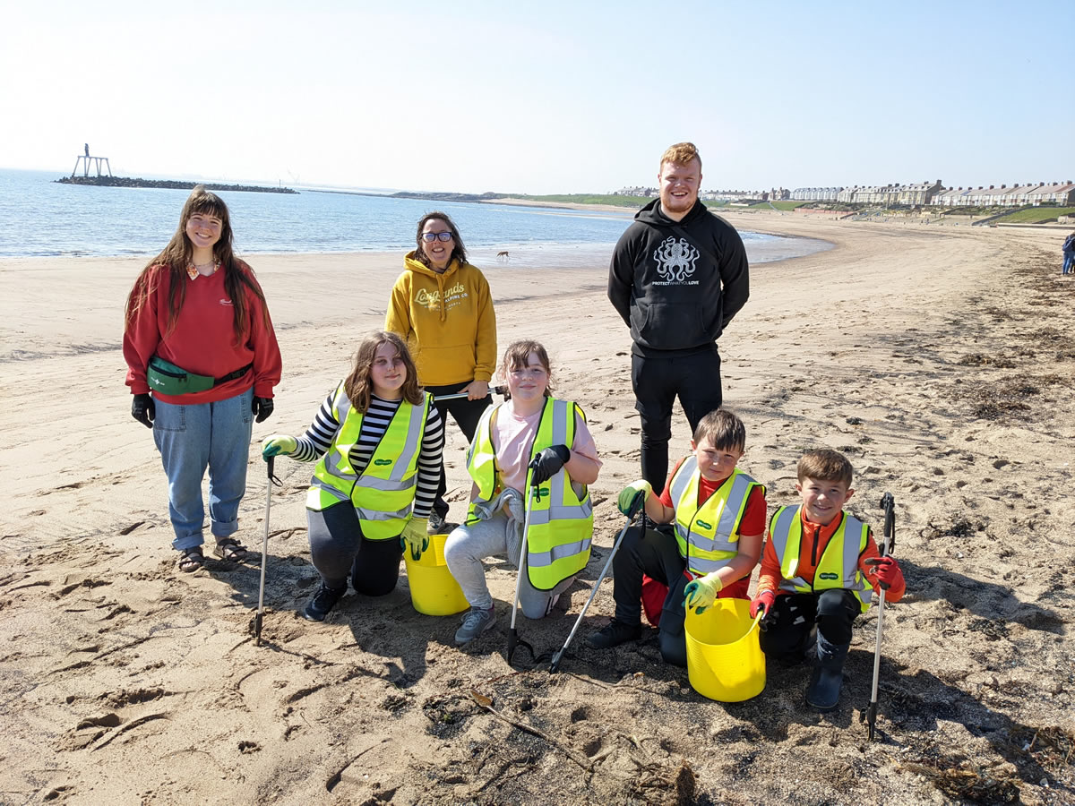 Primary pupils and conservationists join forces to clean local beach