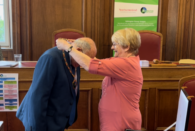 Cllr Marjorie Chambers presenting Cllr Victor Bridges with Chain of Office.