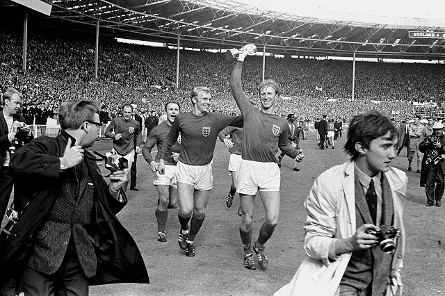 Alamy Stock Photo, (Ref: G8FKHB) [Jack holding the World Cup after England beat West Germany, 1966]